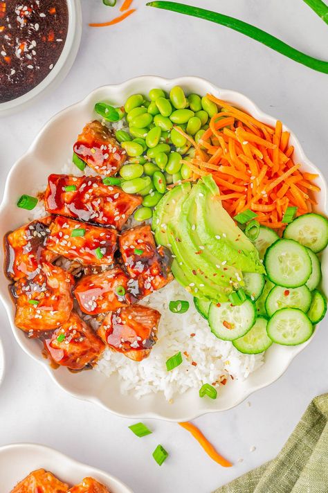 Easy Teriyaki Salmon Bowls — 🍣🍚🥑🥕Flaky pieces of salmon are coated in a SIMPLE yet FLAVORFUL homemade teriyaki sauce and served over a bed of rice! The bowls are loaded with carrots, cucumber, avocado, and edamame and then drizzled with EVEN MORE teriyaki sauce! Salmon bowls are the perfect meal-in-one with protein, carbs, and vegetables served altogether! Teriyaki Salmon Sushi Bowl, Healthy Salmon Teriyaki Bowl, Edamame Salmon Bowl, Salmon Cucumber Avocado Bowl, Salmon Rice Edamame Bowl, Teriyaki Glazed Salmon, Fish Pasta, Salmon Rice Bowl, Salmon Bowl