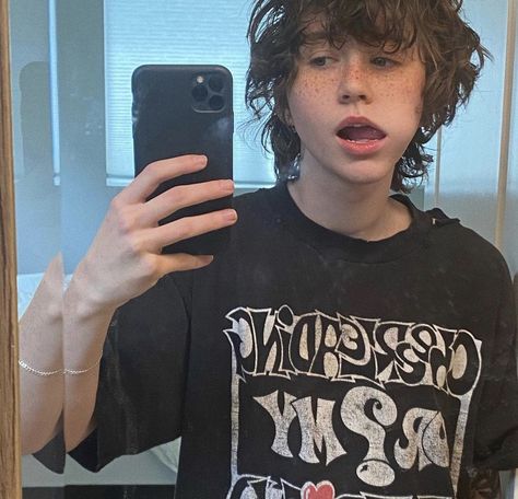 Miles Mckenna, Androgynous Boy, Male Gender, Wavy Hair Men, Dazed And Confused, I Have A Crush, Hair Envy, Having A Crush, Pretty Cool