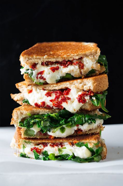 Sundried Tomato Grilled Cheese, Ricotta Cheese Sandwich, Sundried Tomato Spinach And Ricotta Grilled Cheese, Ricotta Sandwich Recipes, Sundried Tomato Sandwich, Ricotta Sandwich, Ricotta Grilled Cheese, Raclette Originale, Grilled Cheese With Tomato