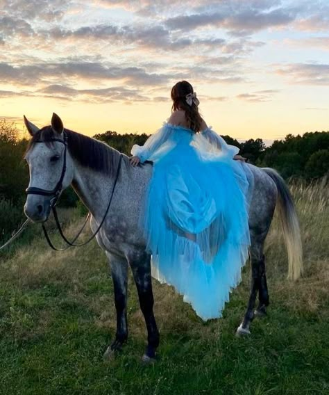 Princess Horse Photoshoot, 15 Photoshoot Ideas With Horse, Quinceañera Photoshoot Ideas With Horses, Quinceanera Photoshoot With Horse, Quince Pics With Horses, Quince Photoshoot With Horse, Horse Photoshoot Ideas Dress, Quinceanera Horse Pictures, Quince Horse Photoshoot