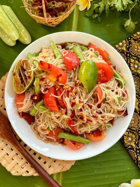 Thum Khao Poon Recipe (Easy Rice Vermicelli Salad) – Hungry in Thailand Pork Larb, Vermicelli Salad, Thai Salad Recipes, Asian Salad Recipe, Noodle Salad Cold, Spicy Salad, Laos Food, Easy Rice, Spicy Rice