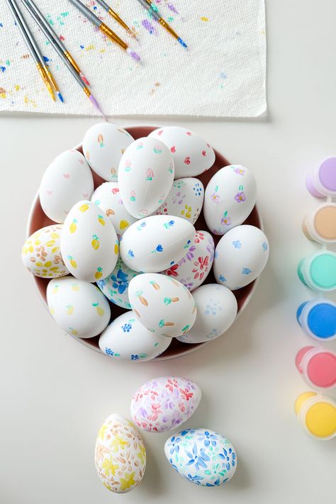 DIY Dainty Painted Easter Eggs – Easy Easter Dollar Store Craft! | Lynn Mumbing Mejia Eggs Painting Ideas, Easter Eggs Aesthetic, Easter Eggs Painting, Eggs Aesthetic, Painted Easter Eggs, Easter Craft Projects, Easter Crafts For Adults, Easter Egg Art, Easter Egg Painting