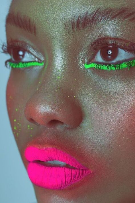 Neon Eyeshadow Looks, Edc Makeup, Unique Eyeshadow, Creative Eyeshadow, Eyeshadow Easy, Neon Eyeliner, Makeup Neon, Uv Makeup, Neon Photoshoot