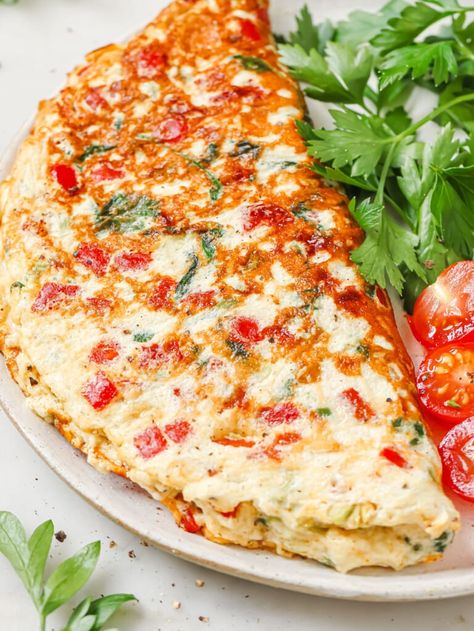 This fluffy egg white omelette is packed with flavor! It is a tasty, high-protein breakfast choice and really easy to make. Green Omelette, Coconut Flour Bread Recipes, Boil Egg, Keto Eggs, Egg White Breakfast, Cottage Cheese Smoothie, White Recipes, Egg White Omelette, Egg White Recipes