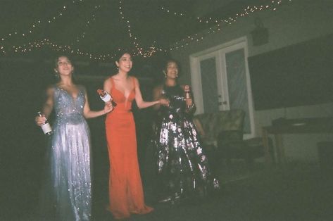 Disposable Camera Prom, High School Prom Aesthetic, Prom Film, Formal Pics, Prom Aesthetic, Hoco Pictures, Senior Week, Teen Prom, Group Picture Poses