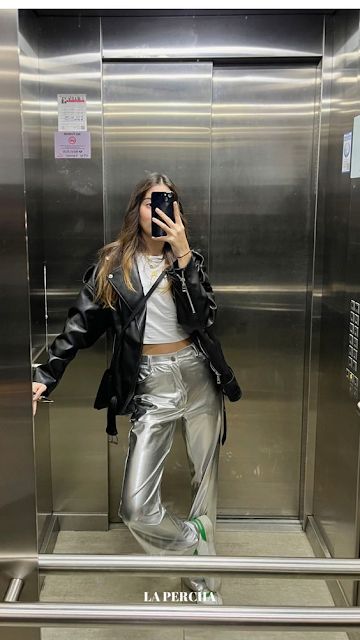 Styling Metallic Pants, Outfits With Metallic Pants, Metallic Pant Outfit, Argentina Winter Outfit, Chrome Pants Outfit, Metallic Party Outfit, Metallic Outfit Ideas Party, Metallics Outfit, Silver Metallic Pants Outfit