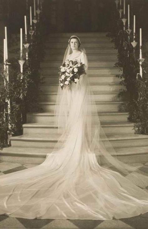 Vintage Bridal Fashion, Bride Dress Vintage, Vintage Wedding Photography, Bridal Gowns Vintage, Vintage Wedding Photos, Art Museums, Victorian Wedding, Bridal Portrait, Wedding Gowns Vintage