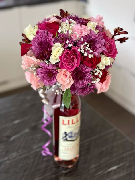 Alcohol Bouquet, Wine Bottle Flowers, Alcohol Gift Baskets, Wine Bottle Centerpieces, Liquor Gifts, Birthday Gifts For Boyfriend Diy, Flower Bouquet Diy, Flower Gift Ideas, Expensive Shoes