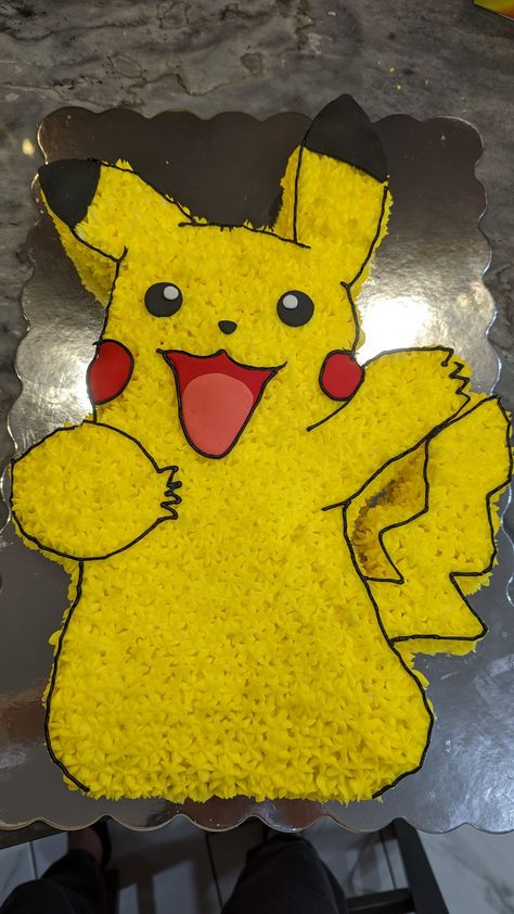 Pikachu Pull Apart Cupcakes, Pikachu Sheet Cake, Pikachu Cupcake Cake, Pikachu Birthday, Pokemon Cupcakes, Pikachu Cake, Pull Apart Cake, Cake Pulls, Pokemon Cake