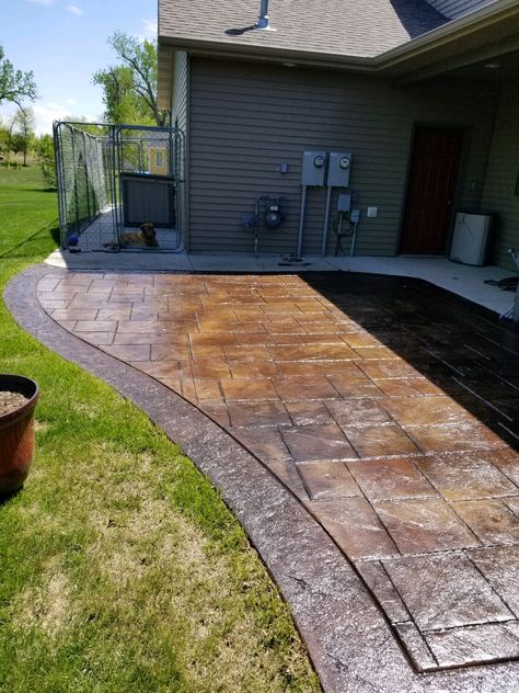 Concrete Pavers Diy, Diy Stamped Concrete, Wood Stamped Concrete, Stamped Concrete Patio Designs, Concrete Paver Patio, Diy Concrete Patio, Paver Ideas, Concrete Backyard, Yard Flowers