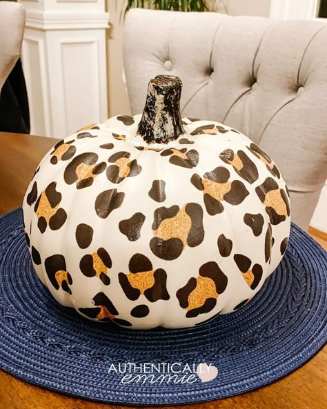 DIY Leopard Print Pumpkin Diy Leopard Print, Diy Pumpkins Painting, Unusual Birds, Cute Painted Pumpkin Ideas, Cow Pumpkin, Pumpkin Painting Party, Nice Animals, Pumpkin Decorating Diy, Leopard Print Pumpkin