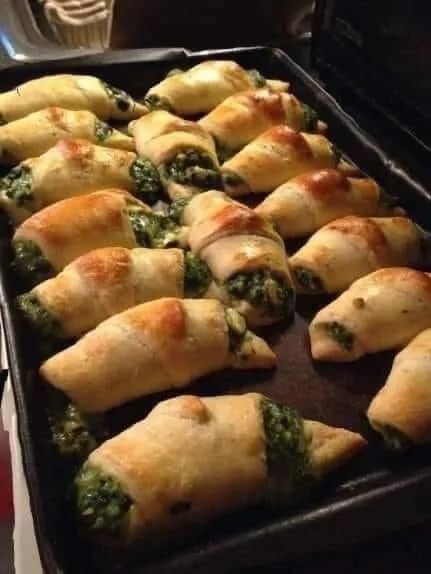 EASY SPINACH FETA STUFFED CRESCENTS – 99easyrecipes Spinach Feta Stuffed Crescents, Spinach Feta Crescent Rolls, Cottagecore Recipes, How To Make Spinach, Mini Croissant, Vegan Feta Cheese, Crescent Recipes, Hot Appetizers, Spinach Feta