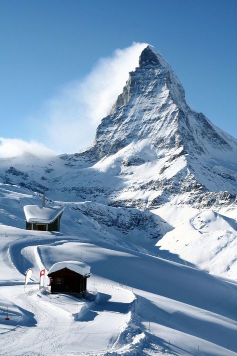 Ski slope with two small mountain cabins on the side and the Matterhorn Peak behind. Monte Everest, Mountain Landscape Photography, Luxury Ski Chalet, Winter Schnee, Luxury Ski, Tapeta Pro Iphone, Winter Scenery, Zermatt, Swiss Alps