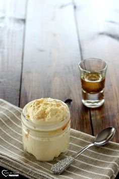 Crema al rum, mousse al rum, dolce al cucchiaio, mousse dolce, ricetta senza cottura, mousse senza cottura, rum ricette #mousse #rum #recipes #ricette Cream Cheese Flan, Mousse Dolce, Honey Breakfast, Italian Cuisine Recipe, Rum Recipes, Cake Fillings, Cookie Cake, Mini Desserts, Fruit Desserts