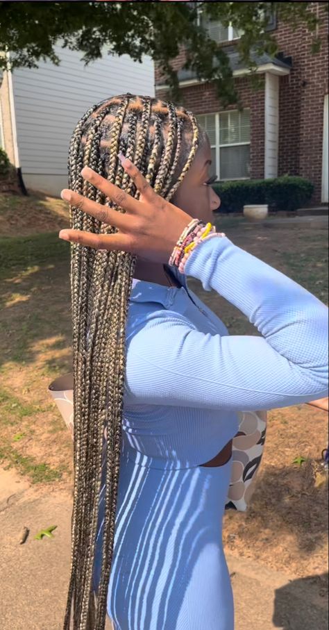 Black Braids Blonde Highlights, Xs Knotless Braids Color, Honey Blond Braid Hairstyles, Knotless Braid Color Combo Ideas, Blonde Large Knotless Braids, Dark Brown And Blonde Braids, Highlight Knotless Braids, Natural Hair Blonde Highlights, Blonde Highlights Braids