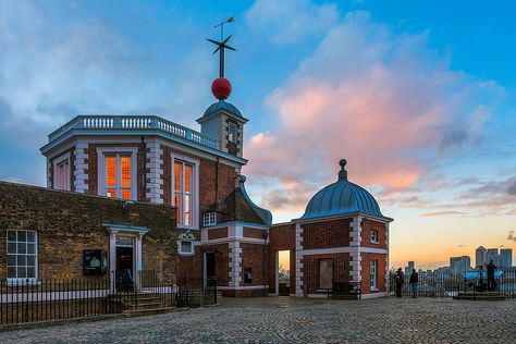 London - Royal Observatory Royal Observatory Greenwich London, Royal Observatory Greenwich, Greenwich Observatory, Prime Meridian, History Of Astronomy, Greenwich Park, World Days, Canary Wharf, The Courtyard