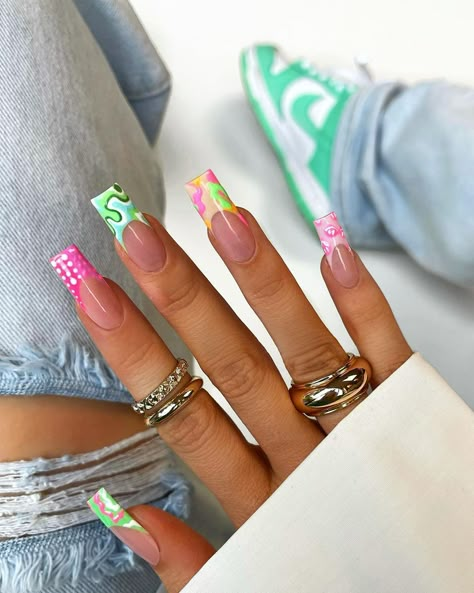 𝙁𝙧𝙚𝙚 𝙃𝙖𝙣𝙙 𝙉𝙖𝙞𝙡 𝘼𝙧𝙩 👩🏼‍🎨🎨 (@joelyoceannails) posted on Instagram: “Funk it up 🌈💘✨ Would you believe they’re press ons?! Using @glossifyofficial Pampas, Lime, Lollipop, Capri, Glossify available on…” • Jun 28, 2021 at 7:24pm UTC Rave Nails, Summer Acrylic Nails, Festival Nails, Fire Nails, Coffin Nails Designs, Funky Nails, Pretty Acrylic Nails, Chic Nails, Types Of Nails