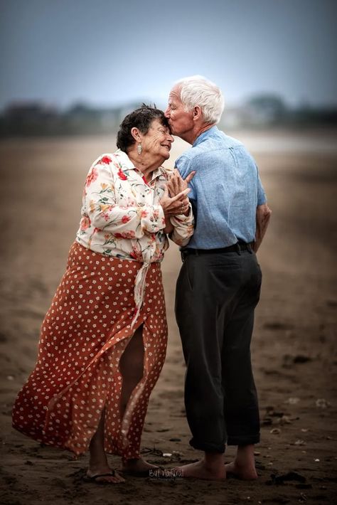 These Elderly Couples Posing For Engagement-Style Photo Shoots Will Bring You SO MUCH Joy Old Couple Photography, Older Couple Poses, Older Couple Photography, Grandparent Photo, Older Couple, Elderly Couples, Growing Old Together, Old Couples, Couples Engagement Photos