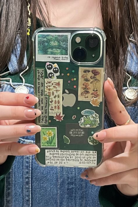 Green Phone Case Aesthetic Diy, Phone Accessories Aesthetic, Fall Phone Cases Diy, Green Iphone Case Aesthetic, Back Of Phone Case Ideas, Iphone Stickers Case, Iphone 13 Green Aesthetic, Phone Case Inspo Clear, Clear Case Decoration Ideas