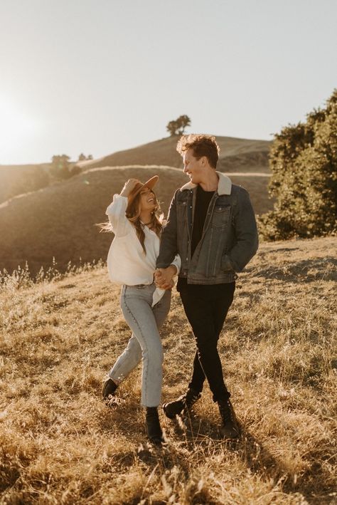 Couple Session Photography Outfit Ideas, Couples Session Poses, Couple Fotoshoot Ideas, Photoshoot Outfits Couple, Couples Outfits For Pictures, Boho Couple Photoshoot Outfits, Couple Shoot Outfits, Photo For Couples, Best Photo Poses For Couples