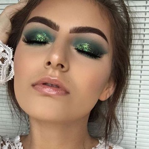 10 St. Patrick’s Day Makeup Looks You Need To Try Patrick Makeup, St Patrick's Day Makeup, Saint Patricks Day Makeup, Holiday Eye Makeup, Holiday Eye, Green Lipstick, Christmas Makeup Look, Day Makeup Looks, Charming Eyes