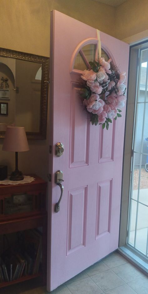 Pink Doors Interior, Porta Aesthetic, Outside House Decor, Pink Farmhouse, Girls Apartment, Pink Front Door, Girl Apartment Decor, Luxury Door, Cottage Aesthetic