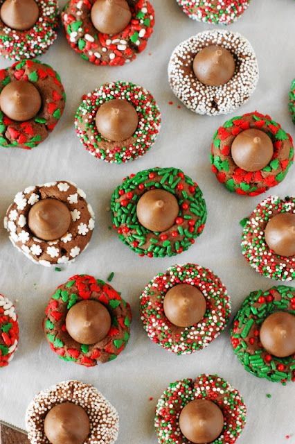 Christmas Chocolate Kiss Cookies Candy Kiss Cookies, Kiss Cookies Christmas, Kiss Cookie, Kiss Cookie Recipe, Chocolate Kiss Cookies, Christmas Cookies Kids, Holiday Treats Christmas, Christmas Sweet Treats, Christmas Treats Boxes