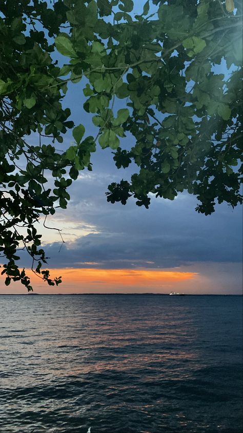 Langit senja dan air laut selalu menjadi obat untuk menenangkan hati dan fikiran meskipun sementara✨ Air Laut, Quick Saves