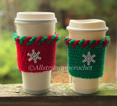 Create a Crochet Cup Cover Set: Free Beginners Tips Mug Noel, Crochet Cozies, Santa Cups, Coffee Cozies, Crochet Mug Cozy, Crochet Coffee Cozy, Chirstmas Decor, Crochet Coffee, Cup Cozies