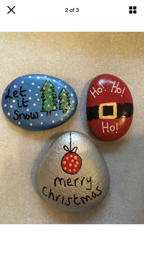 that is butifule Christmas Rock Painting Ideas Easy, Christmas Stone Painting, Christmas Pebble Art, Christmas Rocks, Diy Rock Art, Stone Art Painting, Christmas Arts And Crafts, Painted Rocks Kids, Rock Girl