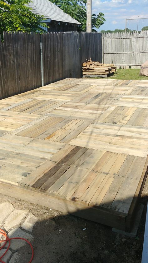 Pallet deck Pallet Patio Decks, Pallet Deck, Diy Backyard Patio, Pallet Patio, Pallet Outdoor, Decks Backyard, Diy Deck, Backyard Diy Projects, Backyard Pool Designs