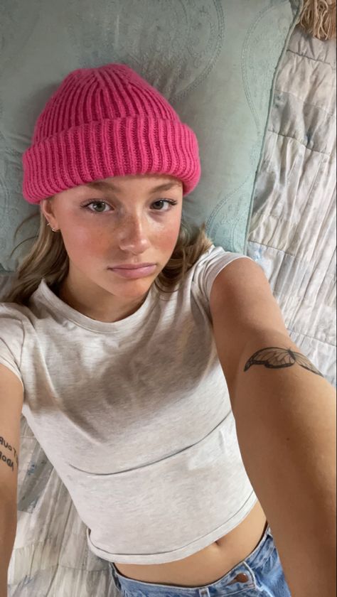 Beanie Outfit Inspiration, Styling Beanies Women, Colourful Beanie Outfit, Small Beanie Outfit, Summer Beanie Outfit, Outfits With Beanies Aesthetic, How To Style Carhartt Beanie, Arctyrex Beanie Outfit, Cute Carhartt Beanie Outfits