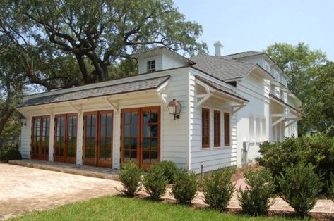 Lowndes Grove | Charleston, South Carolina, United States - Venue Report Screened Porch Designs, Farmhouse Exterior Design, Porch Makeover, Lots Of Windows, Farmhouse Porch, Modern Farmhouse Exterior, Casa Exterior, Contemporary Farmhouse, Porch Design