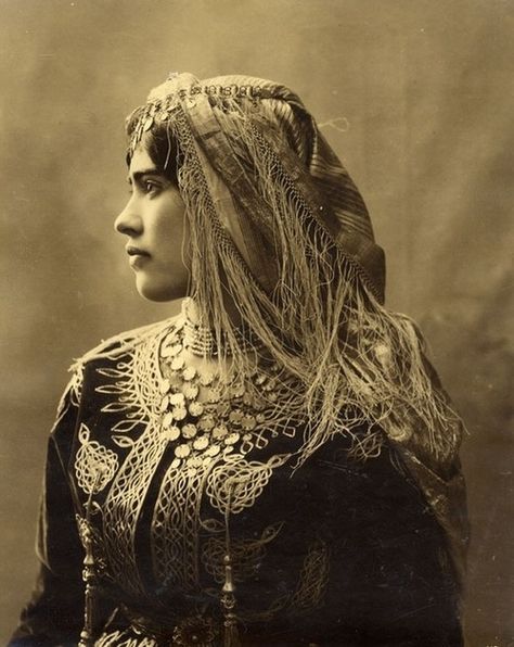 algerian jewish woman 1890 -she's so beautiful.... Bohemian History, Jewish Girl, Portrait Vintage, Jewish Women, Fotografi Vintage, Bohemian Women, Photo Vintage, Assemblage Art, Vintage Portraits