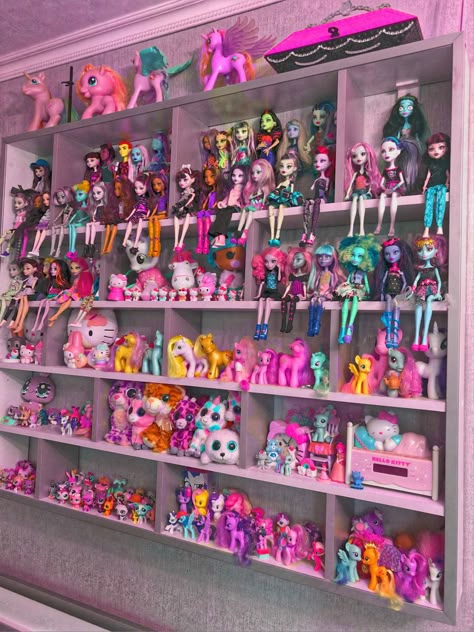 inst:elenatrap1 My Little Pony Collection Display, Lps Display Ideas, Doll Collection Display, Toy Collection Room, My Little Pony Collection, Doll Museum, Cool Kids Rooms, Video Game Rooms, Toy Display