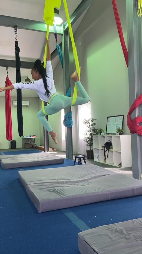 Aerial Hammock Beginner, Aerial Sling Poses, Yoga Silks, Pilates Design, Aerial Silks Beginner, Arial Silks, Aerial Sling, Flying Yoga, Yoga Trapeze