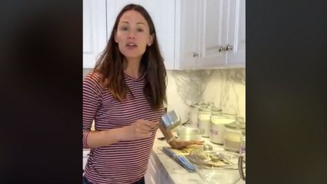 Jennifer Garner Takes on The Pioneer Woman On Her Pretend Cooking Show http://www.wideopeneats.com/pretend-cooking-show/?utm_campaign=coschedule&utm_source=pinterest&utm_medium=Wide%20Open%20Eats&utm_content=Jennifer%20Garner%20Takes%20on%20The%20Pioneer%20Woman%20On%20Her%20Pretend%20Cooking%20Show Homesteading Family, Pioneer Woman Recipes, Gather Round, Ree Drummond, Facial Cleansing Brush, The Pioneer Woman, Cleansing Brush, Jennifer Garner, Cooking Show