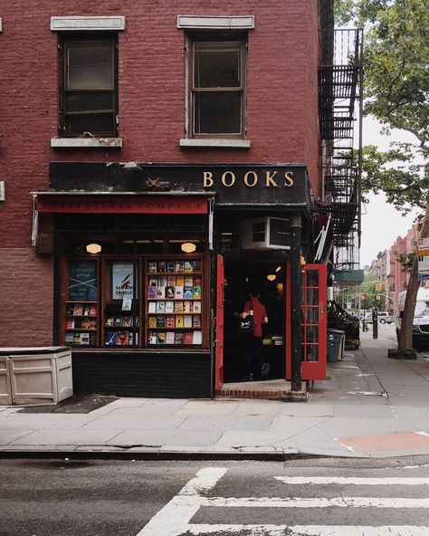 Studying In New York Aesthetic, New York Aesthetic Places, New York Times Best Seller Aesthetic, Nyc Streets Aesthetic, New York Library Aesthetic, Chelsea New York City, New York Bookstore, Nyc Library, Library New York