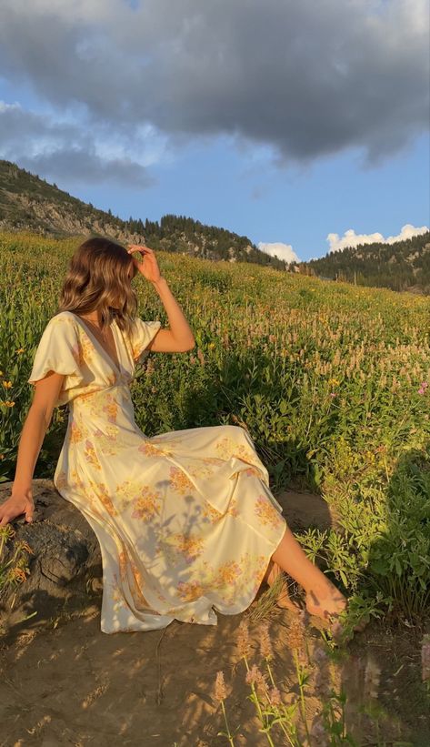 Flowy Dress Aesthetic, Summer Flower Field, Golden Hour Dress, Yellow Flowy Dress, Sundress Aesthetic, Flowy Spring Dresses, Flower Sundress, Long Flower Dress, Flowy Sundress