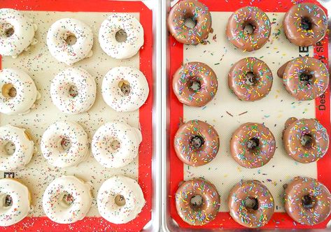 Light Vanilla Cake, Chocolate Glazed Donuts Recipe, Caramel Doughnuts, Chocolate Vanilla Cake, White Chocolate Glaze, Cake Doughnuts, Chocolate And Vanilla Cake, White Chocolate Recipes, Call Bell