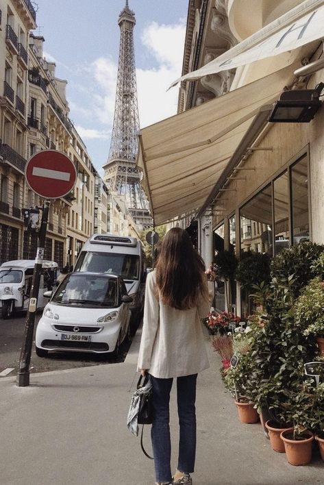 A Day In Paris, Girl In Paris, Student Aesthetic, Paris Dream, Paris Vibes, Parisian Lifestyle, Parisian Life, Living In Europe, Paris Aesthetic