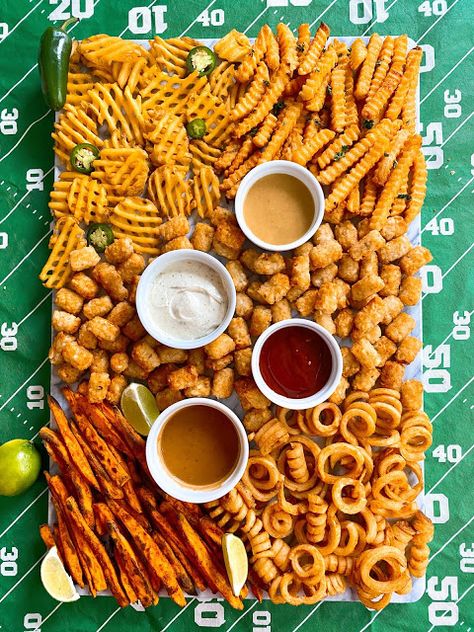 Super Bowl Platters, Fry Board Ideas, Classy Super Bowl Party, Bring Your Board Party, Super Bowl Party Aesthetic, Mac And Cheese Charcuterie Board, Picky Bits Platter, Super Bowl Party Food Snacks, Superbowl Aesthetic