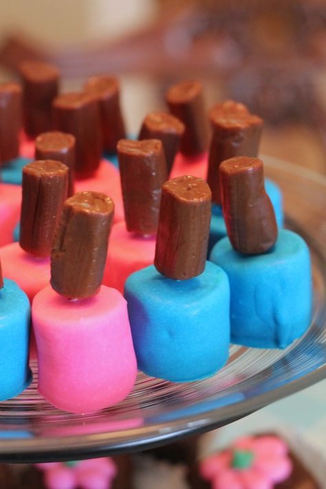 Spa Party - Edible Nail Polish Bottles PartiesforPennies.com  Marshmellows dipped in melted candy with a tootsie roll top Girls Spa Party, Spa Day Party, Kids Spa Party, Spa Party Favors, Birthday Party Idea, Girl Spa Party, Kids Spa, Spa Birthday Parties, Spa Birthday