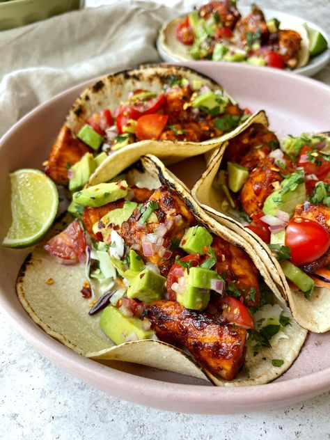 BBQ Salmon Tacos Bbq Tacos, Weeknight Dinner Recipes, Bbq Salmon, Salmon Tacos, Salsa Ingredients, Easy Weeknight Dinner, Avocado Tomato, Weeknight Dinner Recipe, Healthy Foodie