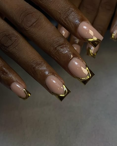 Stunning and show-stopping. A set to look and smile at always 🌟🌟 #nails #goldnails #goldchromenails #nailsinikeja #nailinspo #ogbanails #nailsaloninberger #excellencehotelogbalagos #squarenails #explore #nailsoflagos Gold Chrome Nails Square, Black And Gold Nails Short Square, Nail Black Gold, Minimal Gold Nails, Short Square Acrylic Nails Gold, Square Acrylic Nails Gold, Short White And Gold Nails, Square Gold Nails, Gold Nails Black Women