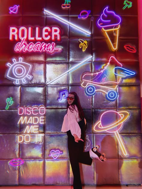 Neon Roller Rink, Roller Skate Decor, Roller Skating Rink Design Ideas, Friday Night Outfit Bar, Pop Theme Party, Rollerskating Date, Friday Night Outfit Bar Casual, Roller Rink Aesthetic, 80s Roller Rink