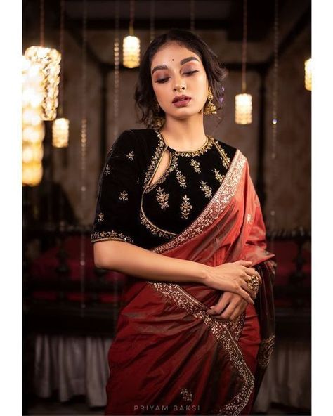 Blouse Neckline Designs, Saree With Black Blouse, Velvet Blouse Design, Blouse Neckline, Blouse Designs Catalogue, Photoshoot Outdoor, New Saree Blouse Designs, Latest Model Blouse Designs, Backless Blouse Designs