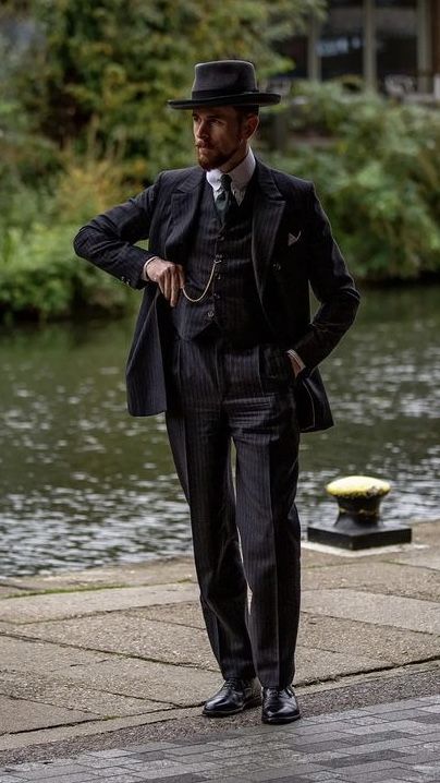 Old Gentleman Style, 1920s British Fashion, Modern Victorian Fashion Men, Old Hollywood Outfits Men, Mens 1920s Outfit, Dark Old Money Outfits, Suit Aesthetic Male, 1900s Fashion Men, Classic Mens Style Modern Gentleman