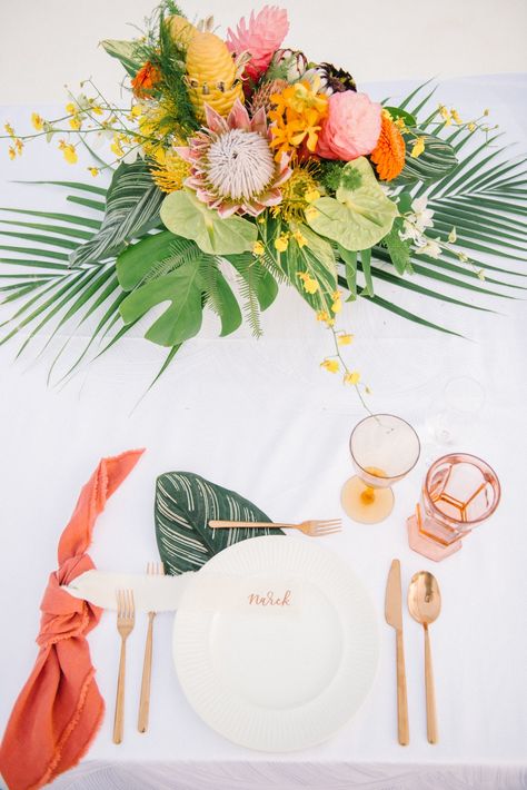 tropical wedding tablescape place settings with monstera leaf chargers Tropical Wedding Centerpieces, Tropical Wedding Theme, Tropical Weddings, Tropical Wedding Decor, Wedding Tropical, Fiesta Tropical, Tafel Decor, Living Coral, Seaside Wedding