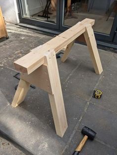 Wood Saw Horses, How To Build A Sawhorse, Sawhorses Diy How To Build, Easy Sawhorse Plans, Diy Saw Horse Easy, Sawhorse Workbench, Saw Horse Plans, Quick Wood Projects, Diy Saw Horse